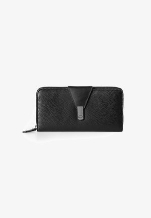 Schwarze Lederbrieftasche mit strukturierter Oberfläche, Reißverschluss und einem dreieckigen Klappdetail. Mit einem metallischen Akzent für den Verschluss.
