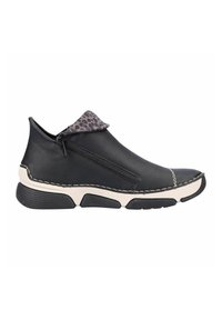 Chaussure en cuir noir à enfiler avec fermeture éclair latérale, semelle blanche et tissu gris à imprimé léopard plié sur le dessus avant.