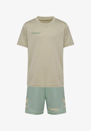 Hellgrünes Sporthemd mit kurzen Ärmeln und grünem Logo. Hellgrüne Shorts mit beigen Akzenten und Markenlogo. Glattes, feuchtigkeitsableitendes Material.