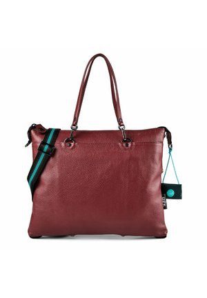 Borsa a mano in pelle rosso scuro con due manici superiori, tracolla rimovibile a righe nere e verdi e una piccola targhetta appesa sul lato.