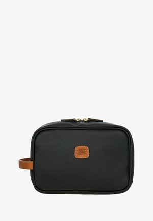 Neceser de cuero negro con acabado texturizado, dos cremalleras doradas, un parche de cuero marrón con el logo y un asa lateral para llevar.