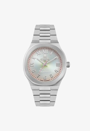 Zilveren metalen horloge met een patroon op de wijzerplaat, Romeinse cijfers als markers en roze accenten; heeft een schakelarmband van roestvrij staal en Zwitserse beweging.