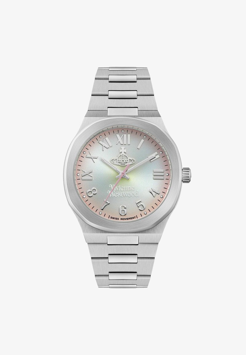 Zilveren metalen horloge met een patroon op de wijzerplaat, Romeinse cijfers als markers en roze accenten; heeft een schakelarmband van roestvrij staal en Zwitserse beweging.
