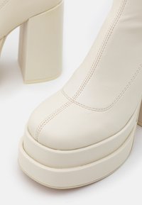 Steve Madden CYPRESS - Platform boots - off white