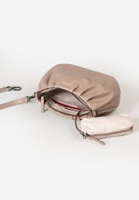 Weiche rosa Lederhandtasche mit gerafftem Design, silbernem Zubehör, einer Innentasche und einem passenden kleinen Reißverschlusspouch mit geometrischem Muster.