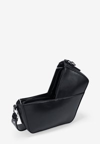 Bolso bandolera de cuero negro con un diseño geométrico, que cuenta con dos compartimentos con cremallera, una textura suave y acentos en tono plateado.