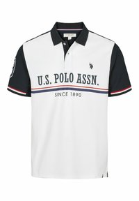 Hvid polo skjorte med mørkeblå ærmer, prydet med U.S. Polo Assn. logo. Vandrette røde og marineblå striber, tre knapper og sidespring.