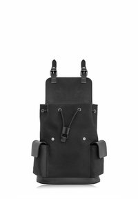 Czarny materiałowy plecak z skórzanymi akcentami, dwoma regulowanymi klamrami, zamknięciem na ściągacz oraz bocznymi kieszeniami. Teksturowana powierzchnia z metalowymi, srebrnymi detalami.