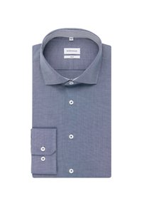 Chemise habillée bleue coupe ajustée avec col large et poignets à boutons, soigneusement pliée sur un fond blanc.