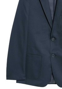Navyfarbener, taillierter Blazer mit zwei Knöpfen, aufgesetzter Tasche auf der linken Seite und Reverskragen, gezeigt von der Mitte bis zum Ärmel.