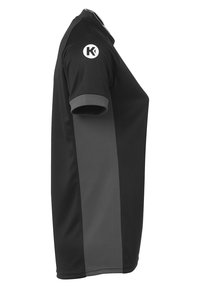 Zwarte polo met een grijze zijpaneel, korte mouwen en een kraag. Heeft een rond logo op de linker mouw. Soepele textuur.