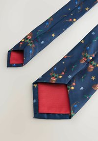 Marineblaue Krawatte mit Mustern von Rentieren, Weihnachtslichtern und Stechpalmen; rote Fütterung; glatte Textur; spitze Enden.