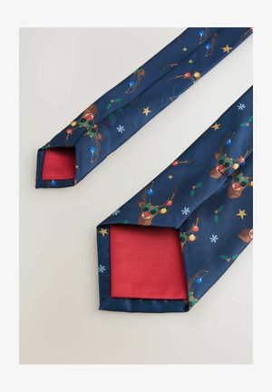 Tamsiai mėlyna kaklaraištis su elniais, kalėdinėmis lemputėmis ir holly raštais; raudona pamušalas; lygus paviršius; smailūs galai.