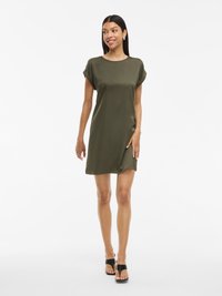 Vestido verde oliva con un corte relajado, mangas cortas, cuello redondo y bolsillos laterales; tejido suave y dobladillo ligeramente curvado.