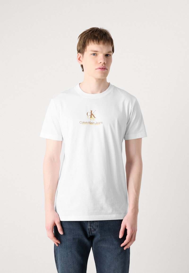 Calvin Klein Jeans SHADOW LOGO TEE - Triko s potiskem - bright white