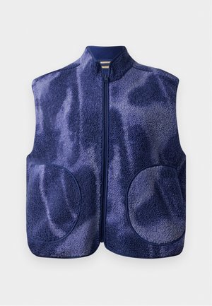 Marineblauwe fleece gilet met volledige ritssluiting aan de voorkant, twee ronde voorzakken en een hoge kraag, weergegeven op een witte achtergrond.