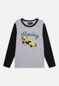 Camisa de mangas longas com corpo cinza, mangas pretas e um gráfico de carro de corrida em amarelo e preto. O texto diz "Racing" e "Rebel." Tecido suave.