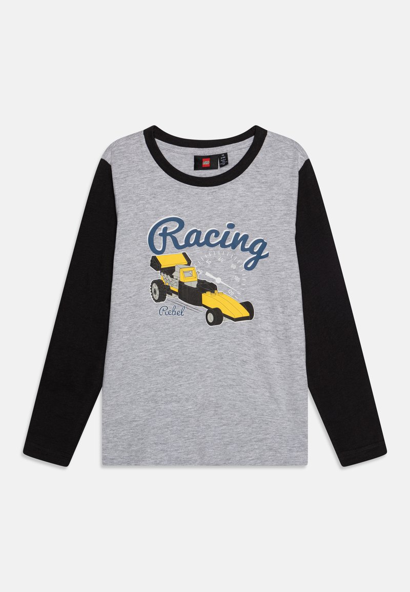Camisa de mangas longas com corpo cinza, mangas pretas e um gráfico de carro de corrida em amarelo e preto. O texto diz "Racing" e "Rebel." Tecido suave.