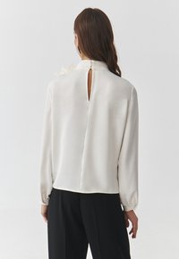 TATUUM FLORISA. - Blůza - off white