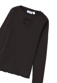 Zwart shirt met lange mouwen en een geribbelde textuur, met een hartvormige uitsnijding op de borst en een rechte zoom met lichte rafeling.