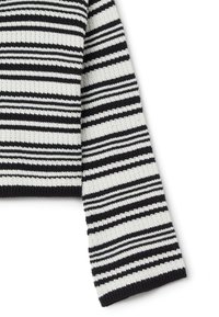 Gestrickter Pullover mit dicken schwarz-weißen horizontalen Streifen, gerippten Bündchen und einem strukturierten Strickmuster.