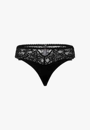 Schwarzer Spitzenstring mit floralem Muster am Bund, ausgestattet mit dünnen Trägern und einem glatten schwarzen Stoffboden. Weiche Textur überall.