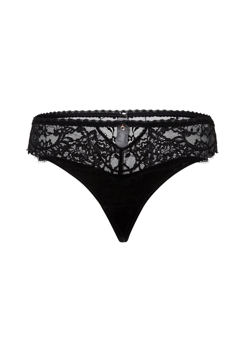 Tanga de encaje negro con un patrón floral en la cintura, que presenta tirantes finos y un fondo de tela negra suave. Textura suave en toda la prenda.