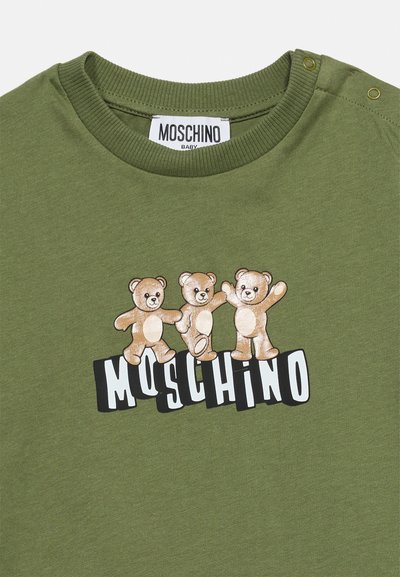 Παιδικό πράσινο πουκάμισο με ριμπ κολάρο και κουμπιά στον ώμο, με τρία παιχνιδιάρικα αρκουδάκια πάνω από το λογότυπο «MOSCHINO».
