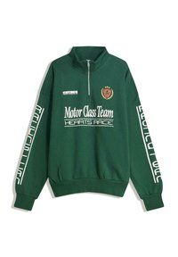Grøn kvart-zip sweatshirt med teksten "Motor Class Team Hearts Race", hvid skrift på ærmerne og rødt og guld broderet våbenskjold på brystet.
