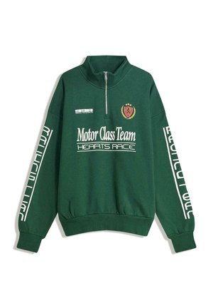 Groene kwart-rits sweatshirt met de tekst "Motor Class Team Hearts Race", witte mouwlettering en een rood-gouden geborduurd embleem op de borst.