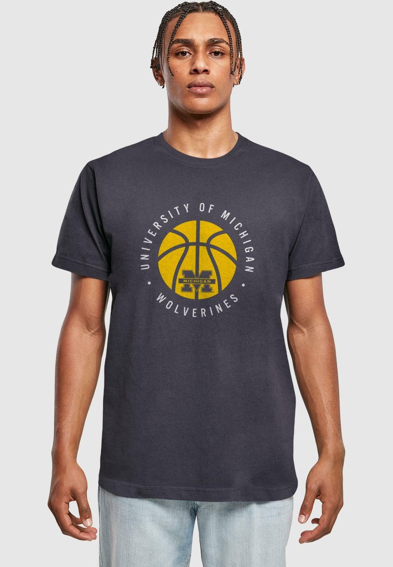 Mørkegrå bomulds t-shirt med et gult basketball-graphic og teksten "University of Michigan Wolverines" i hvidt omkring det.