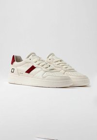 Sneaker in pelle bianca con dettagli in suede rosso, cuciture evidenti, tomaia testurizzata e suola in gomma. Presenta il logo sul lato esterno.