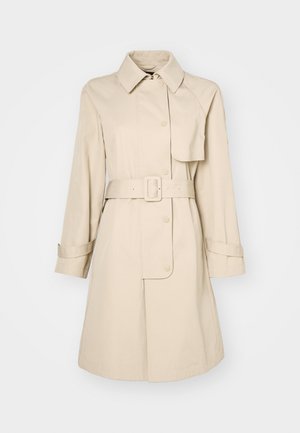 Vaaleanbeige trench-coat, jossa on vyötäröllä säädettävä vyö, napitettu etuosa ja klassinen kaulus. Tyylissä on raglan-hihat ja läppätieto rinnalla.