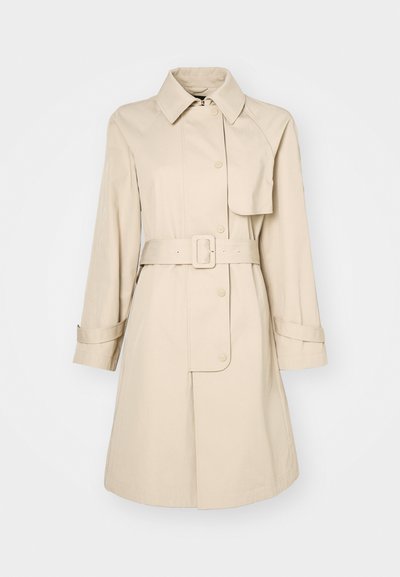 Beżowy trencz z paskiem w talii, zapięciem na guziki i klasycznym kołnierzem. Posiada raglanowe rękawy oraz detal w postaci klapki na piersi.