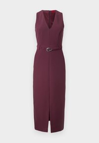 Marlburg bezpiedurkņu kleita dziļi burgundijas krāsā, ar V veida kakla izgriezumu, jostu viduklī ar metāla sprādzi un augstu izgriezumu līdz augšstilbam, nodrošinot vieglu kustību.