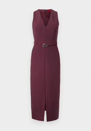 Abito senza maniche Marlburg in un profondo bordeaux, con scollatura a V, vita cintrata con cintura e fibbia metallica, e uno spacco fino alla coscia per facilitare i movimenti.