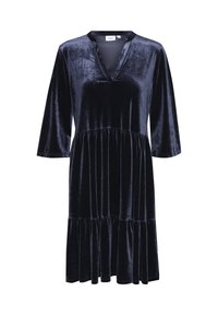 Rochie din catifea bleu închis cu decolteu în V, mâneci lungi și un tiv cu volane în straturi. Materialul are o textură moale și lucioasă.