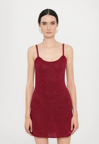 Rode glitter mini-jurk met dunne bandjes, een ronde halslijn en een aansluitende silhouet. Gladde textuur met glanzende accenten overal.