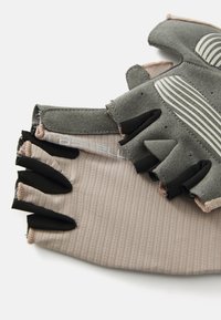 Guantes de ejercicio sin dedos en gris y rosa claro, con agarre texturizado, secciones elásticas y detalles en negro para un ajuste seguro y flexibilidad.
