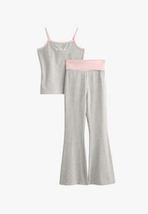 Haut gris sans manches avec accents roses et motif cœur, associé à un pantalon gris évasé avec une ceinture rose, tous deux en tissu doux.