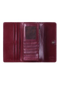 Hluboká burgundská kožená peněženka otevřená, aby ukázala několik slotů na karty, průhledné okno na průkaz totožnosti, kapsu na zip a hladký povrch.