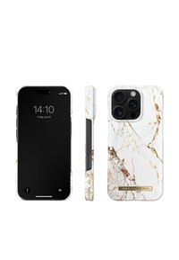 Smartphone avec une coque de protection à motif marbre blanc montrée de face, de côté et de dos, doté d'une triple caméra et de l'étiquette "Ideal of Sweden".