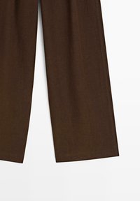 Pantaloni marroni a gamba larga su misura in tessuto liscio mostrati su sfondo bianco.