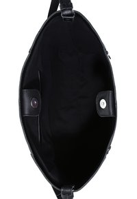 Černá kožená taška na rameno s hladkým povrchem, vybavená jedním popruhem a prostorným, nevyložením interiérem se dvěma patentkami.