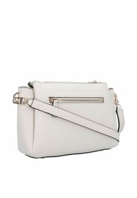 Borsa sintetica bianca con una forma strutturata, dotata di una tasca frontale con zip, una tracolla regolabile e dettagli in metallo.