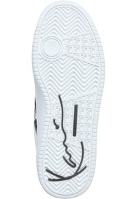 Fehér sneaker talp hullámmintázott profillal, kör alakú bemélyedéssel és egy jellegzetes fekete grafikai elemmel. A kényelem és a tapadás érdekében készült.