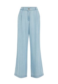 Pantalones de mezclilla de piernas anchas en azul claro, con cierre de botón en la parte delantera, pliegues y costuras limpias a lo largo de los bordes.