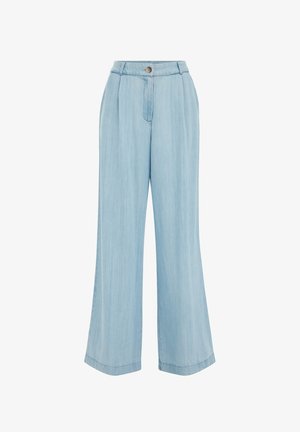 Világoskék, bő szárú farmernadrág, elülső gombbal záródik, redők díszítik, az élek mentén pedig tiszta varrás található.