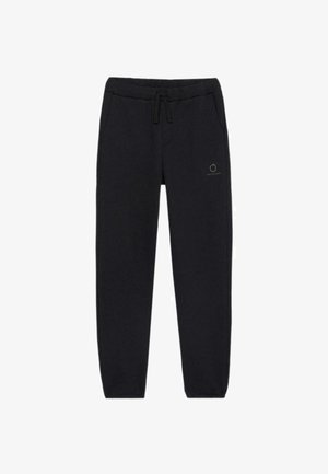 Černé tepláky vyrobené z měkké látky, s pružným pasem na šňůrku, bočními kapsami a malým logem na levé nohavici.