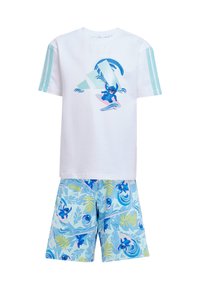 Barnens surf-tema outfit: vit t-shirt med blå grafik och teal ränder; blåa shorts med tropiskt mönster som har Stitch-karaktären.
